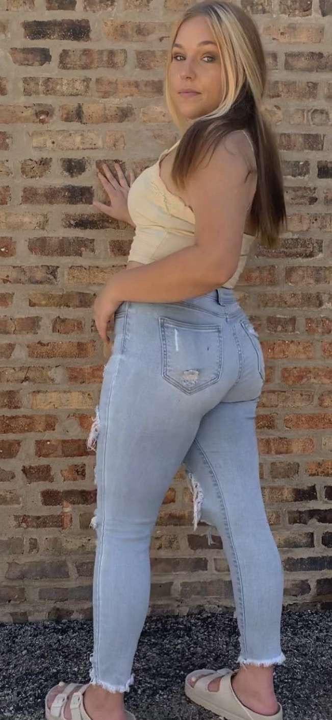 White girl with fat ass exposed #4hnNnRvh